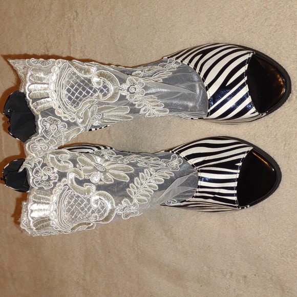 ๐ฃTMBU Black & White Zebra Print Lace Pumps - Picture 4 of 11